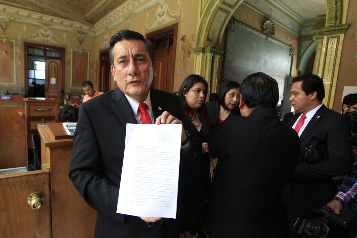 Roberto Villate, diputado de Líder, muestra el recurso de revisión. (Foto Prensa Libre: Edwin Bercián)