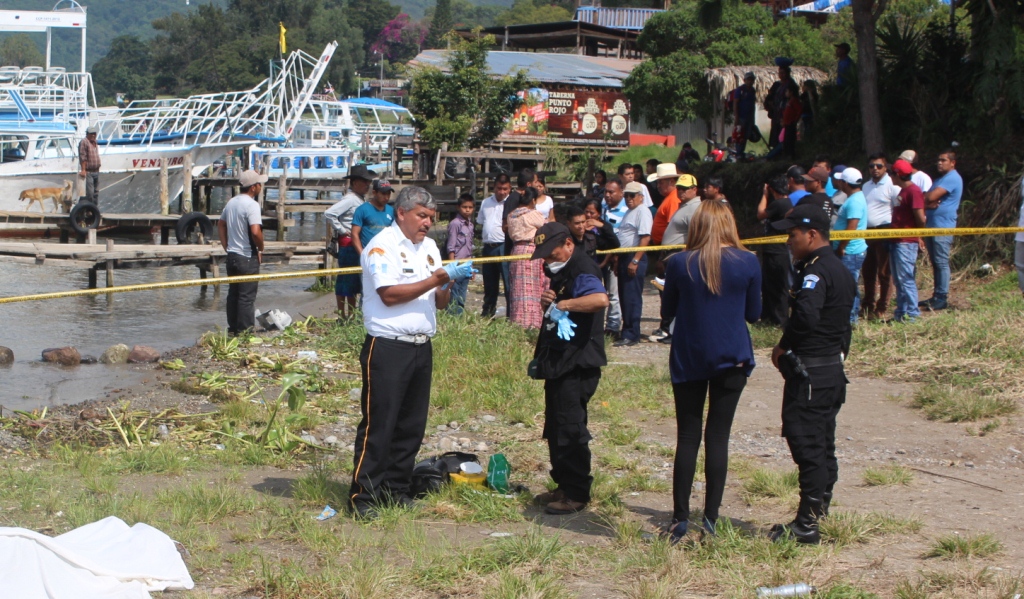 Autoridades resguardan el lugar donde fue localizado el cadáver de Jeremías Ezequiel Hernández, en Panajachel, Sololá. (Foto Prensa Libre: Ángel Julajuj)