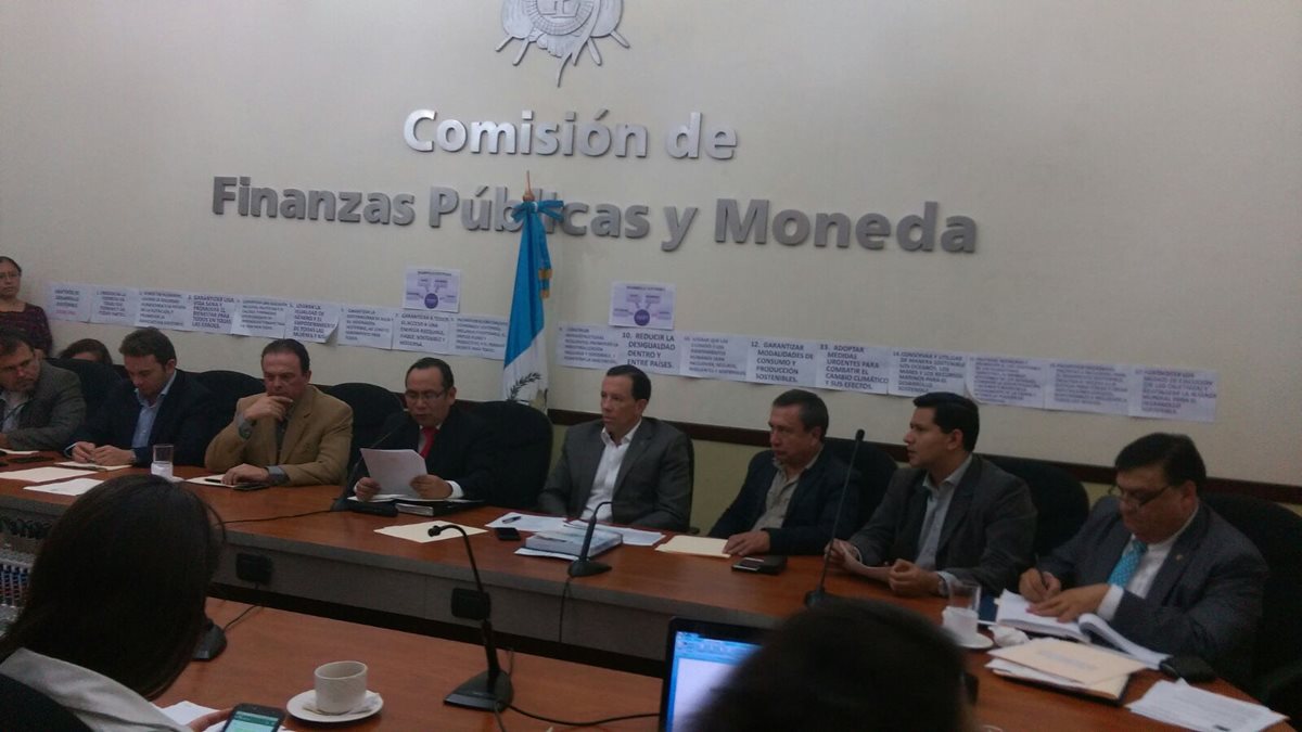 Diputados que conforman la Comisión de Finanzas del Congreso se reunen este miércoles para continuar con la discusión del presupuesto 2016. (Foto Prensa Libre: Jessica Gramajo)