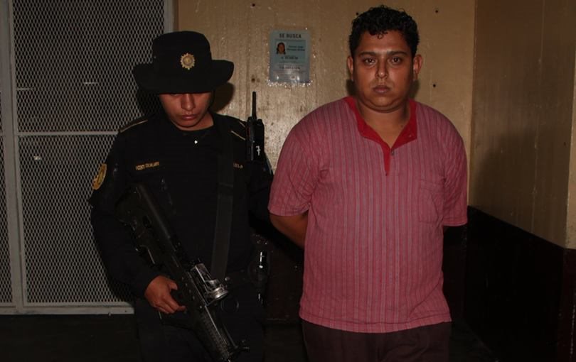 Al menos 408 municiones le fueron decomisadas a un taxista en la zona 18 capitalina. (Foto Prensa Libre: PNC)