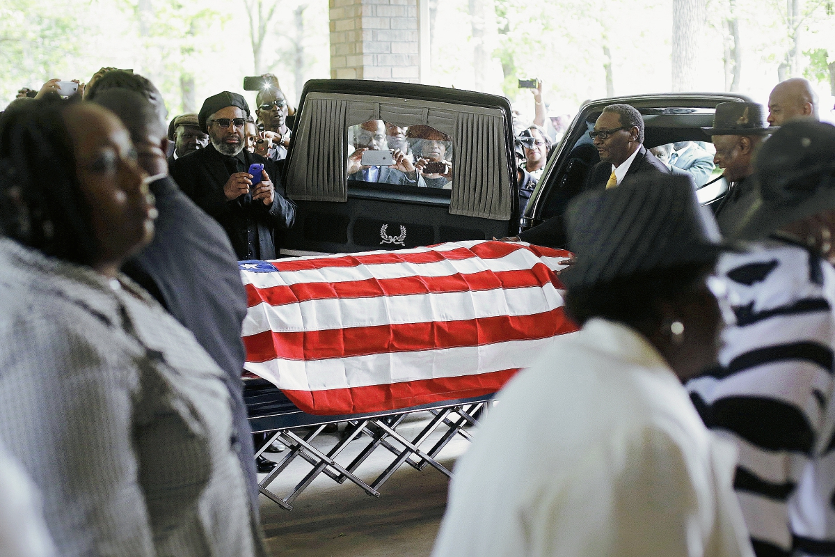 Cientos de personas asistieron al funeral. (Foto Prensa Libre: AFP).