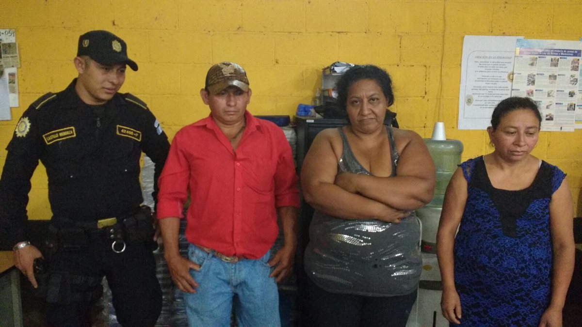 Los tres detenidos son trasladados a la subestación policial de Chiquimula. (Foto Prensa Libre: Edwin Paxtor).
