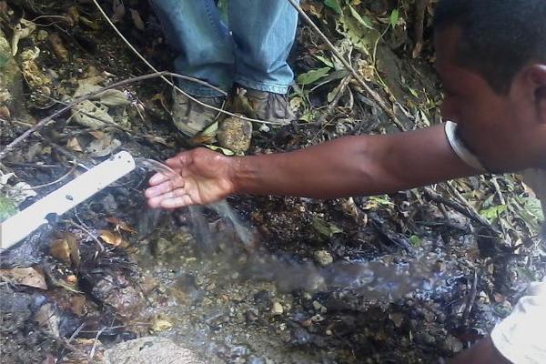 Nacimiento de agua que fue adquirido por la Municipalidad de San Rafael Las Flores. (Foto Prensa Libre: Oswaldo Cardona)