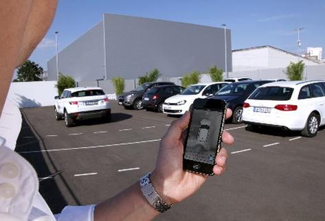 Valeo creó un sistema para controlar el automóvil desde un teléfono inteligente. (Foto Prensa Libre: AP)