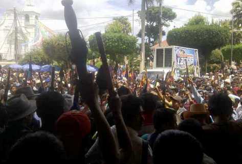 Cientos de indígenas y campesinos protestan en San Juan Sacatepéquez. (Foto Prensa Libre: Álex Rojas)