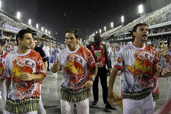 El tenista español Rafael Nadal (c), Guga (d) y Ferrer (i) participaron en el desfile de la escuela de Samba Unidos do Viradouro, en el sambódromo de Río de Janeiro. (Foto Prensa Libre: EFE)