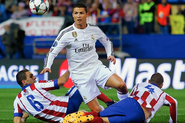 Cristiano Ronaldo pelea por el balón contra Koke y Mario Suárez en el estadio Vicente Calderón. (Foto Prensa Libre: AP)