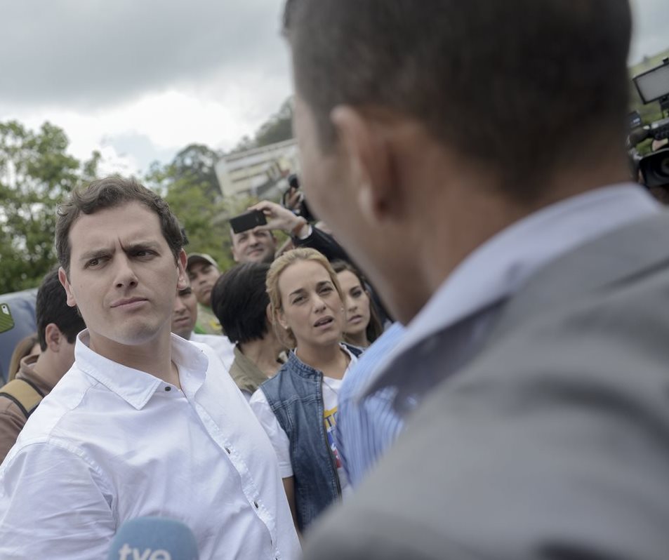 El líder del partido español Ciudadanos, Albert Rivera, (de blanco) estuvo en Caracas 48 horas. (Foto Prensa Libre: AFP).