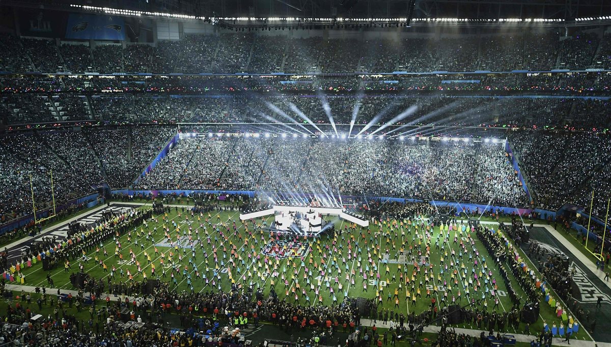 Durante la 52 edición del Super Bowl asistieron más de 66 mil espectadores, tanto la venta de boletos como de publicidad generan millones de dólares. (Foto Prensa Libre: AFP)