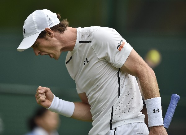 Andy Murray celebra la clasificación a la tercera ronda en Wimbledon. (Foto Prensa Libre: AFP)