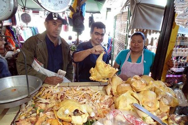 Vecinos y vendedores del mercado de Jalapa  reúnen alimentos para donarlos a hospital nacional. (Foto Prensa Libre: Hugo Oliva) 