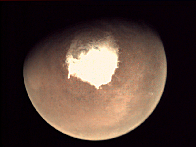 El planeta Marte visto por la webcam en el orbitador Mars Express de la ESA, mientras otra misión, ExoMars, está a punto de llegar al Planeta Rojo.(Foto Prensa Libre: AFP).