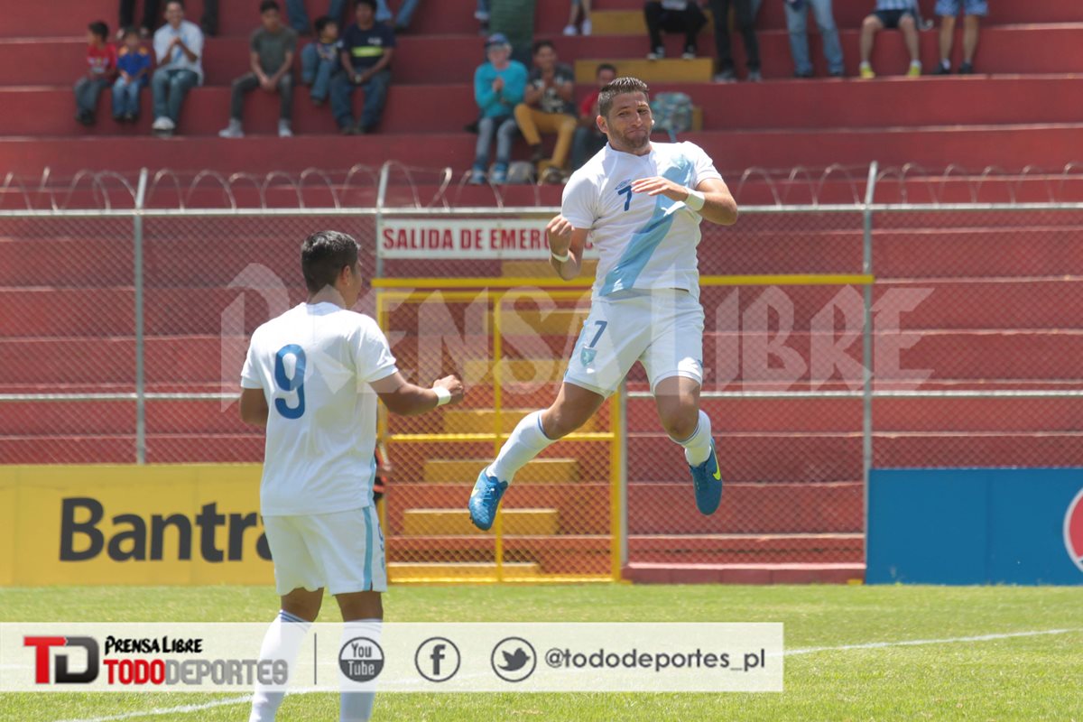 Junior Andrade y Mauro Portillo festejan luego del primer gol de Guatemala. (Foto Prensa Libre: Norvin Mendoza)