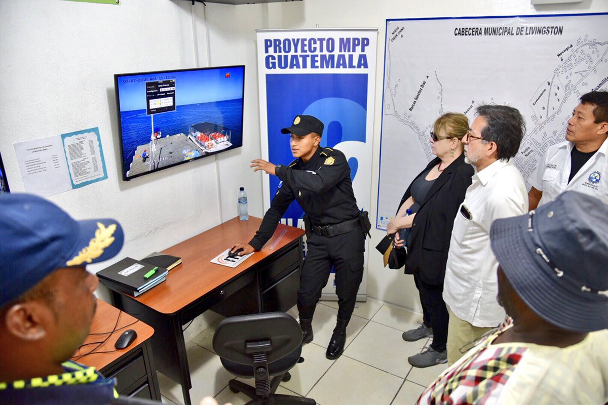 El embajador Arreaga en compañía de alcaldes y delegados centroamericanos visitaron proyectos que ya se encuentran en ejecución en el municipio de Livingston. (Foto Prensa Libre: Dony Stewart)