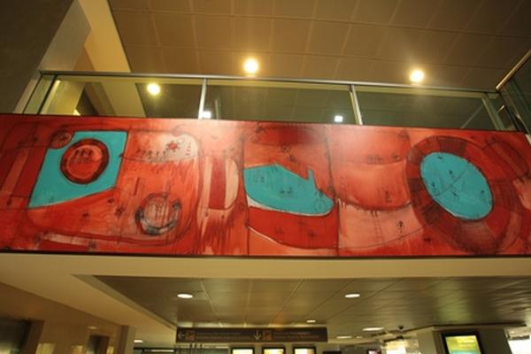 Valenz, con  sus particulares formas, expone la obra Tierra lúdica. Esta se exhibe en las instalaciones de migración. (Foto Prensa Libre: Ángel Elías)