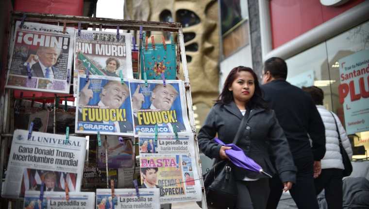 Una mujer camina frente a un estante de diarios mexicanos que destacaron la elección de Donald Trump. (Foto Prensa Libre: AFP).