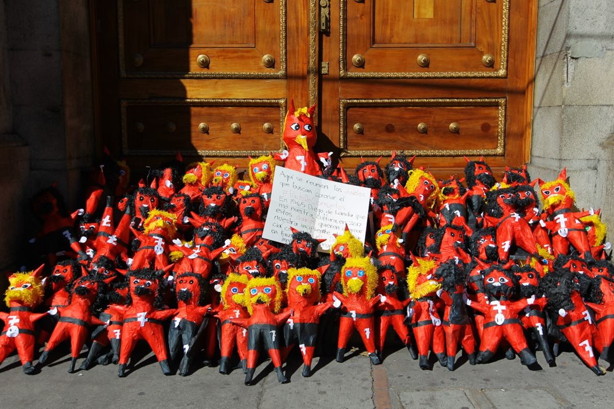 Colocan piñatas de diablo en una de las puertas del Congreso para manifestar la inconformidad por las supuestas negociaciones para elegir a la nueva junta directiva. (Foto Prensa Libre: Álvaro Interiano)