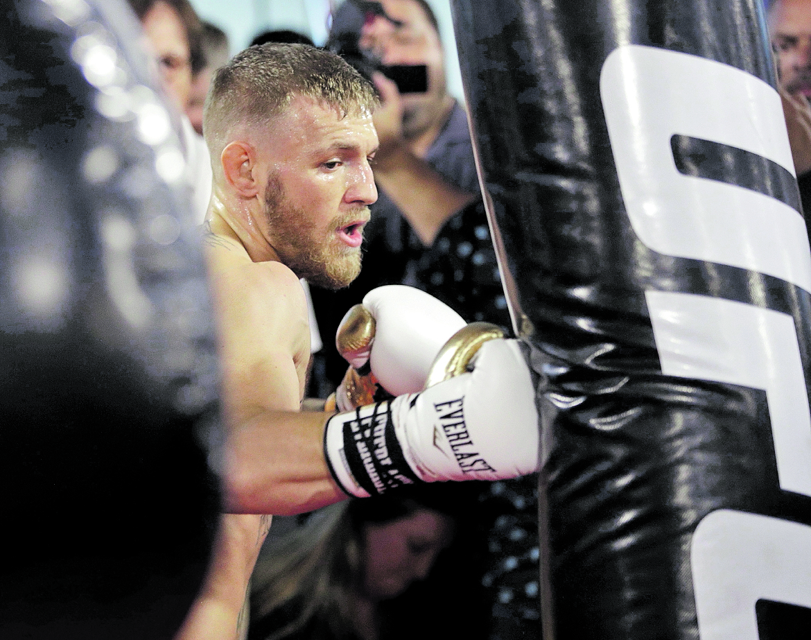 El irlandés Conor McGregor busca ahora pelear frente al mexicano Saúl Álvarez. (Foto Prensa Libre: AP)