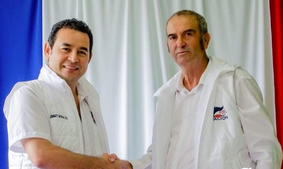 El diputado Víctor Cruz junto al presidente Jimmy Morales durante la campaña electoral.(Foto Prensa Libre: Facebook)