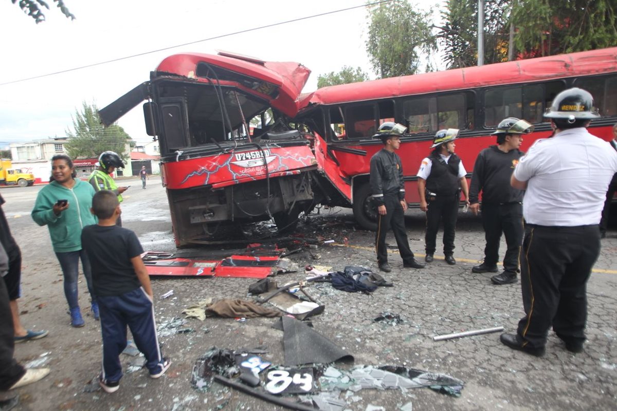 Los autobuses involucrados en el choque, en la zona 13 de la capital, cubren la ruta 83. (Foto Prensa Libre: Érick Ávila)