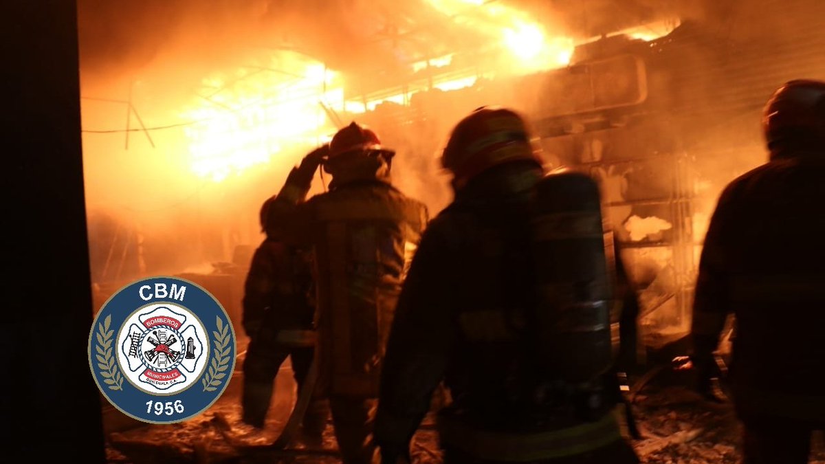 Los cuerpos de socorro trabajaron por varias horas para que el incendio no se propagara a otros locales. 