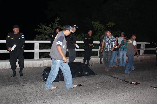 policías observan  el cadáver de Chivalán.