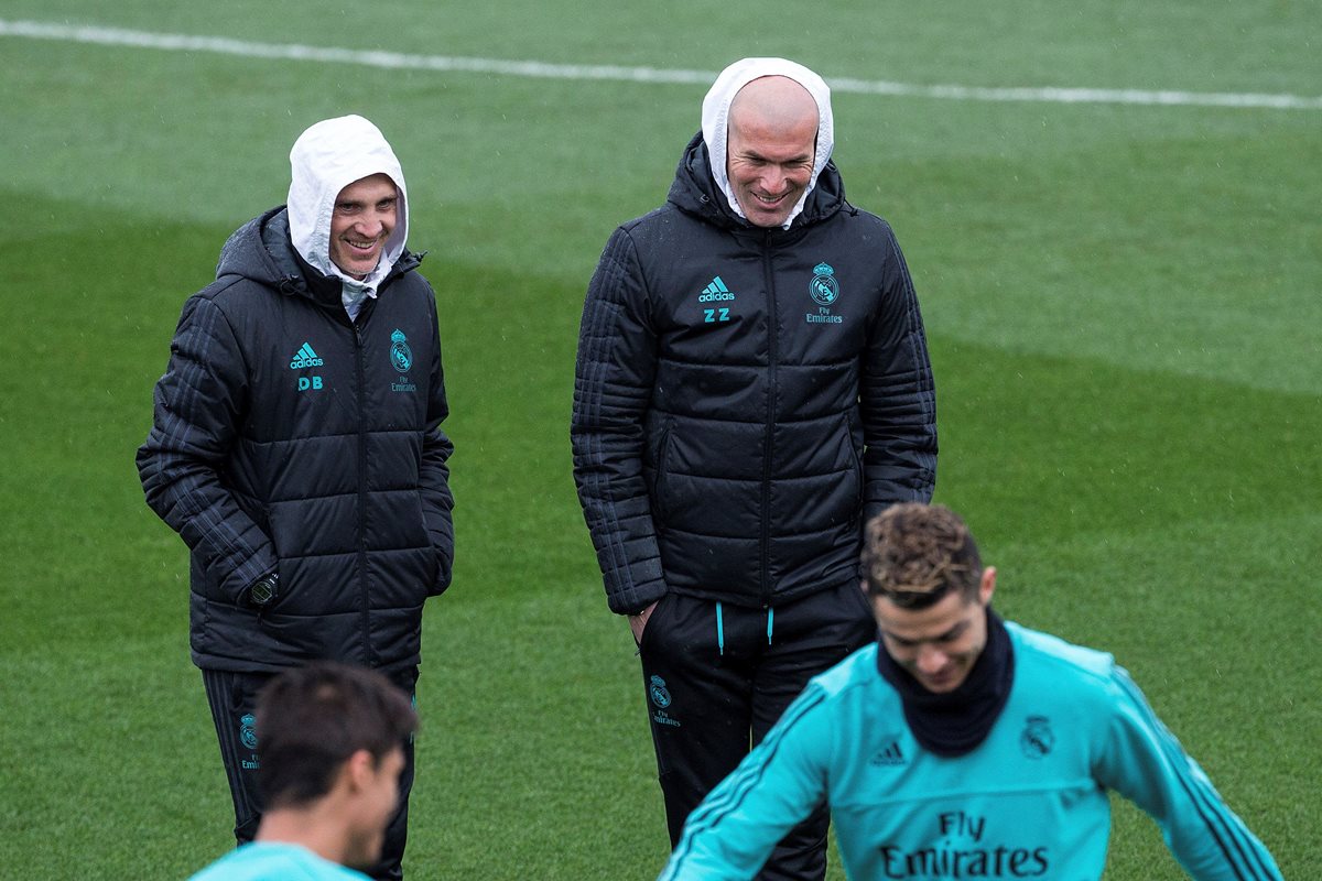 Zinedine Zidane, junto al segundo entrenador, David Bettoni observan el entrenamiento del Real Madrid en la Ciudad Deportiva de Valdebebas. (Foto Prensa Libre: EFE)