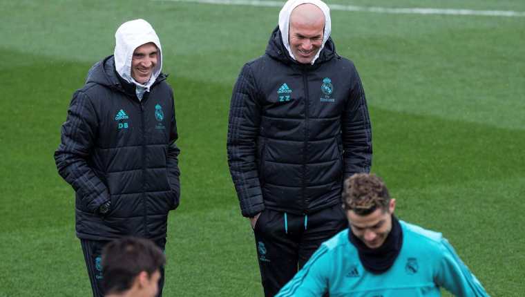 Zinedine Zidane, junto al segundo entrenador, David Bettoni observan el entrenamiento del Real Madrid en la Ciudad Deportiva de Valdebebas. (Foto Prensa Libre: EFE)