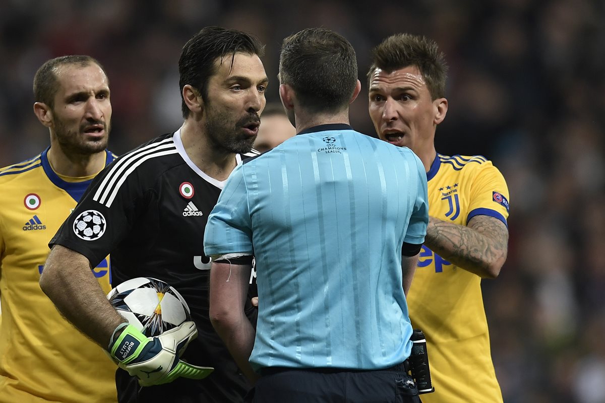 En tiempo de reposición el árbitro marcó un polémico penalti contra la Juventus de Turín. (Foto Prensa Libre: AFP)