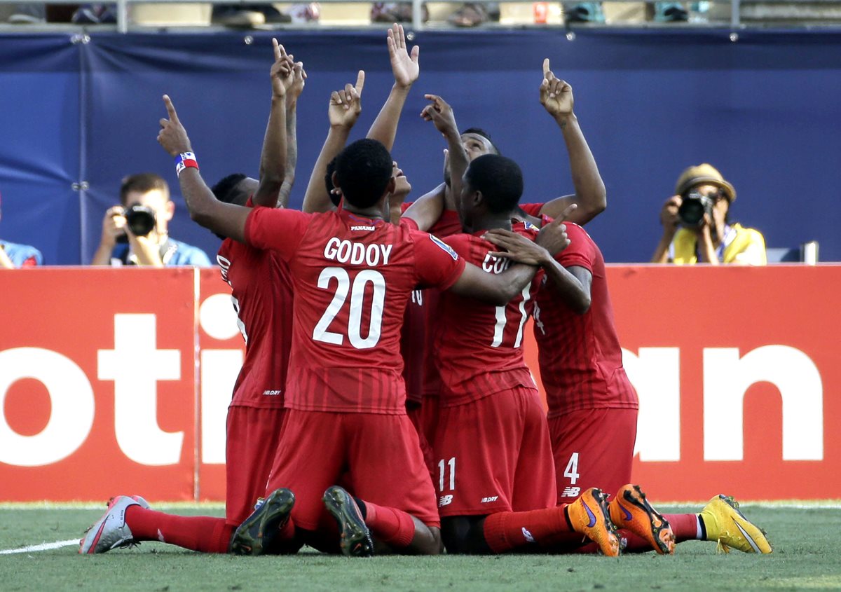 Los jugadores de la Selección de Panamá agradecen a Dios el triunfo. (Foto Prensa Libre: AP)