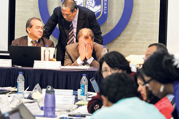 El presidente de la Postuladora, Cyrano Ruiz, con las manos en el rostro, dijo estar defraudado por cómo se integró la lista de seis aspirantes a Contralor.