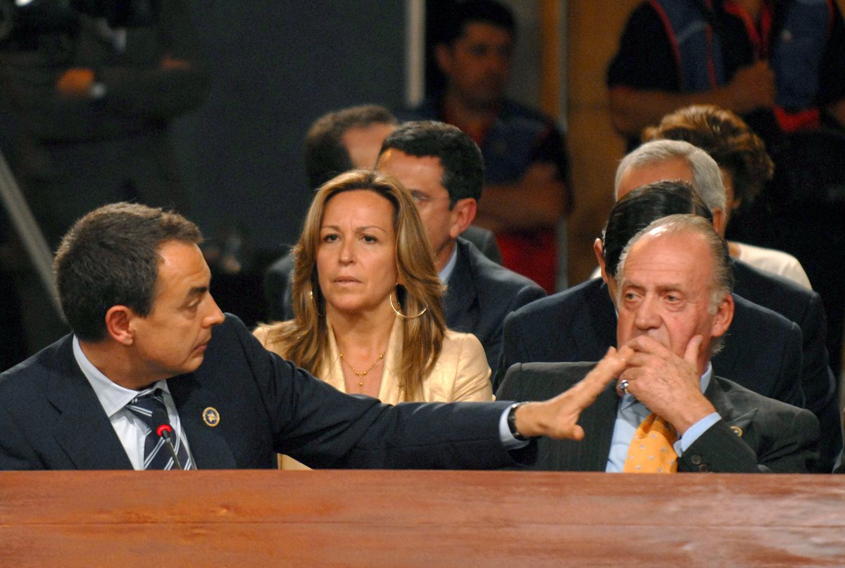 El presidente del gobierno español José Luis Rodríguez Zapatero mientras discutía con su homólogo venezolano Hugo Chávez en la Cumbre Iberoamericana en Chile. Observa el rey Juan Carlos. (Foto: AP)