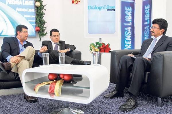 Edi Juárez, viceministro de Seguridad, y Lizandro Acuña, analista del Ipnusac, conversan con Edín Hernández, editor de Prensa Libre, durante el programa Libre.