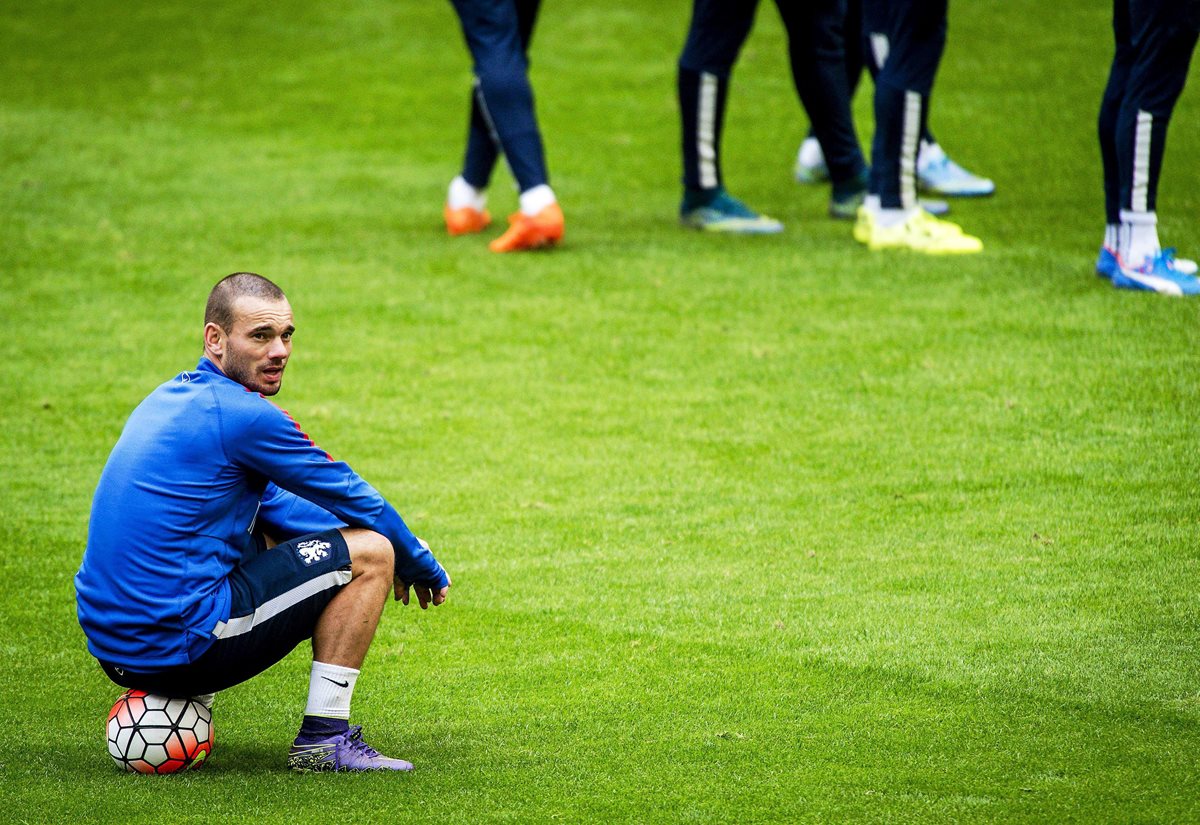 Wesley Sneijder este lunes durante el entrenamiento del equipo en el Amsterdam Arena en Holanda. (Foto Prensa Libre: EFE)