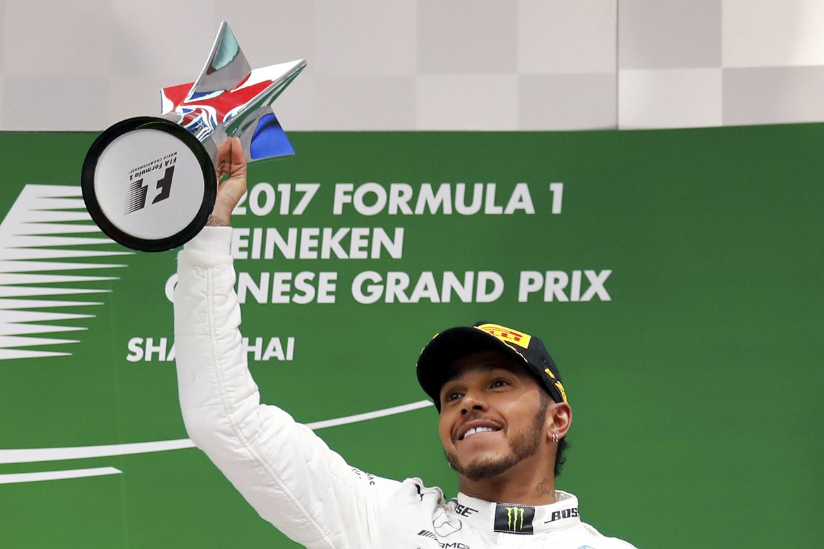 Hamilton le ganó la partida a Vettel este domingo en Shangai. (Foto Prensa Libre: AP)