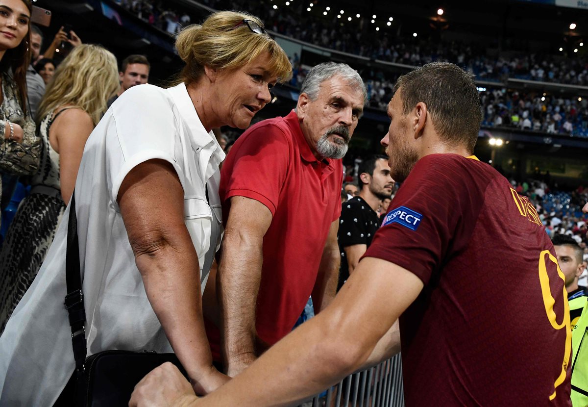 Edin Dzeko conversa con sus familiares al final del partido del Madrid. (Foto Prensa Libre: AFP).