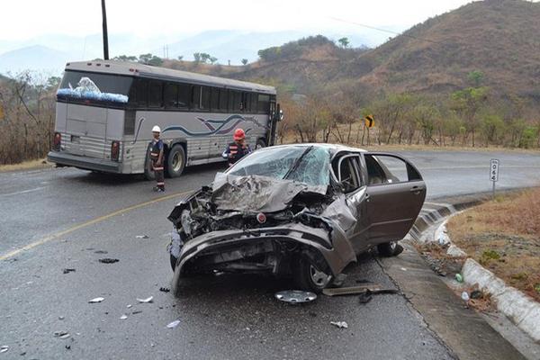 Vehículo en el que viajaban los cinco heridos quedó destruido en el kilómetro 64 de la ruta entre Sansare y Jalapa. (Foto Prensa Libre: Hugo Oliva)  <br _mce_bogus="1"/>