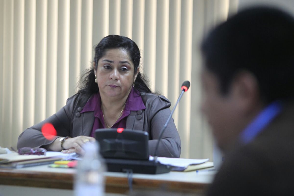 Jisela Reinoso escucha detalles del informe financiero presentado por la Cicig, durante el debate en su contra. (Foto Prensa Libre: Edwin Bercián)