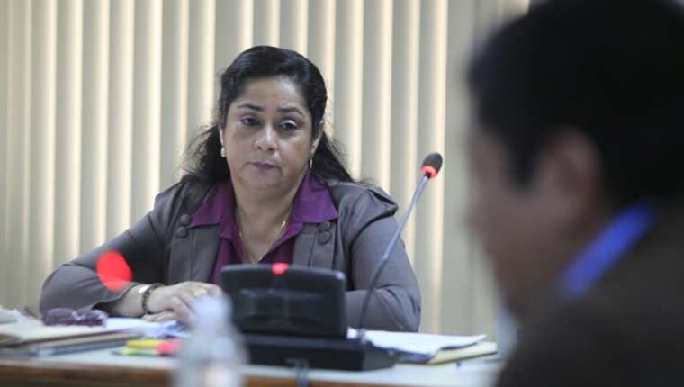 Jisela Reinoso escucha detalles del informe financiero presentado por la Cicig, durante el debate en su contra. (Foto Prensa Libre: Edwin Bercián)