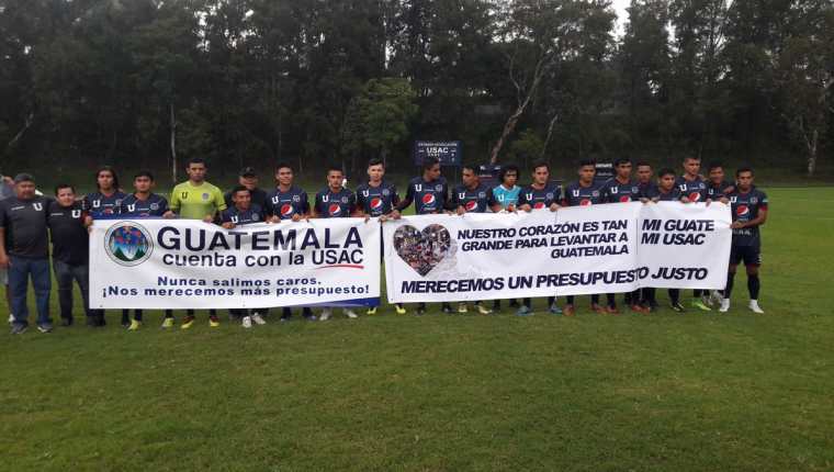Los jugadores de la Universidad de San Carlos mostraron estas mantas con mensajes a Jimmy Morales. (Foto Prensa Libre: Twitter @futbolusac)