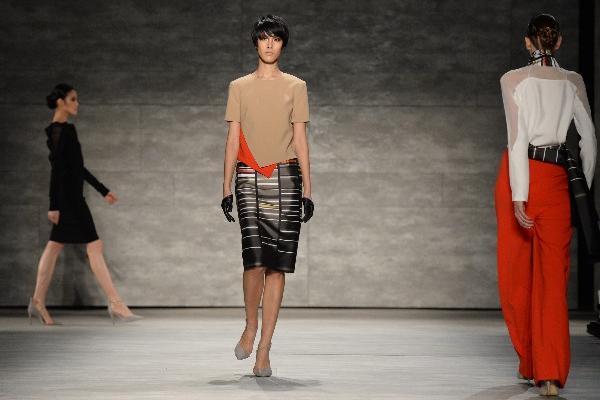 Modelos presentan trajes de Bibhu Mohapatra durante la Mercedes-Benz Fashion Week Otoño / Invierno 2014, Nueva York. (Foto Prensa Libre: AFP)