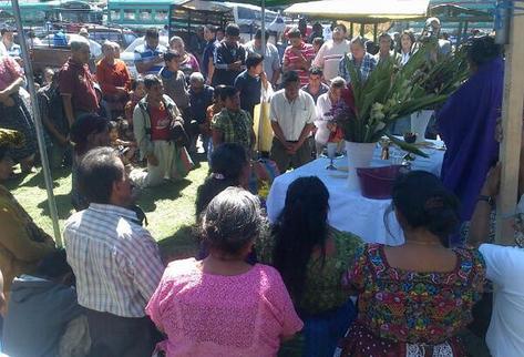 Vendedores de La  Terminal piden bendiciones para sus negocios. (Foto Prensa Libre: Carlos Álvarez)