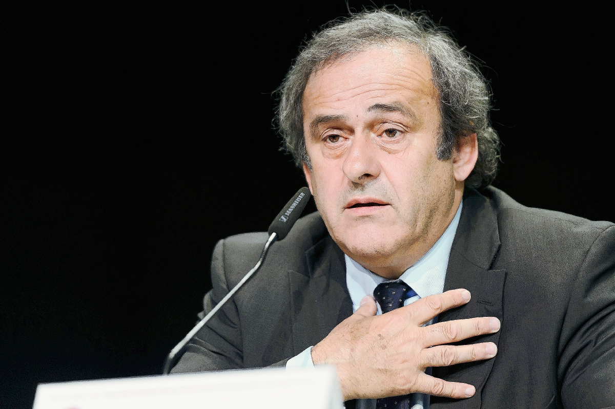Michel Platini apoya al Príncipe Ali en las elecciones de presidenciales de la FIFA. (Foto Prensa Libre. AFP)