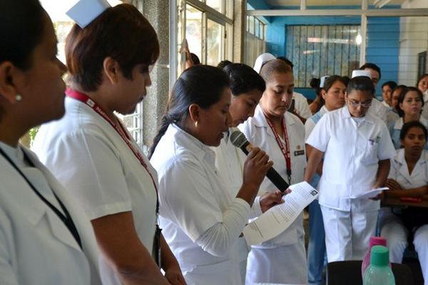 Empleados de Salud protestan en el Hospital Regional de Cobán, para pedir se les tome en cuenta en ascensos. (Foto Prensa Libre: Eduardo Sam)<br _mce_bogus="1"/>
