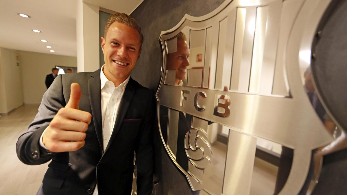 Marc André Ter Stegen sonríe luego de renovar su contrato con el Barcelona hasta junio de 2022. (Foto Prensa Libre: EFE)