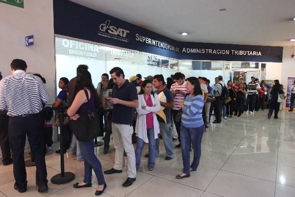 La SAT ya a reconocido en varias ocasiones que no podrán alcanzar la meta tributaria. (Foto Prensa Libre: Archivo)