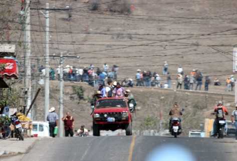 Vecinos de Santa María Xalapán son movilizados en vehículos particulares para bloquear los cuatro ingresos a la cabecera de Jalapa, en protesta por el supuesto secuestro de cuatro líderes comunitarios.