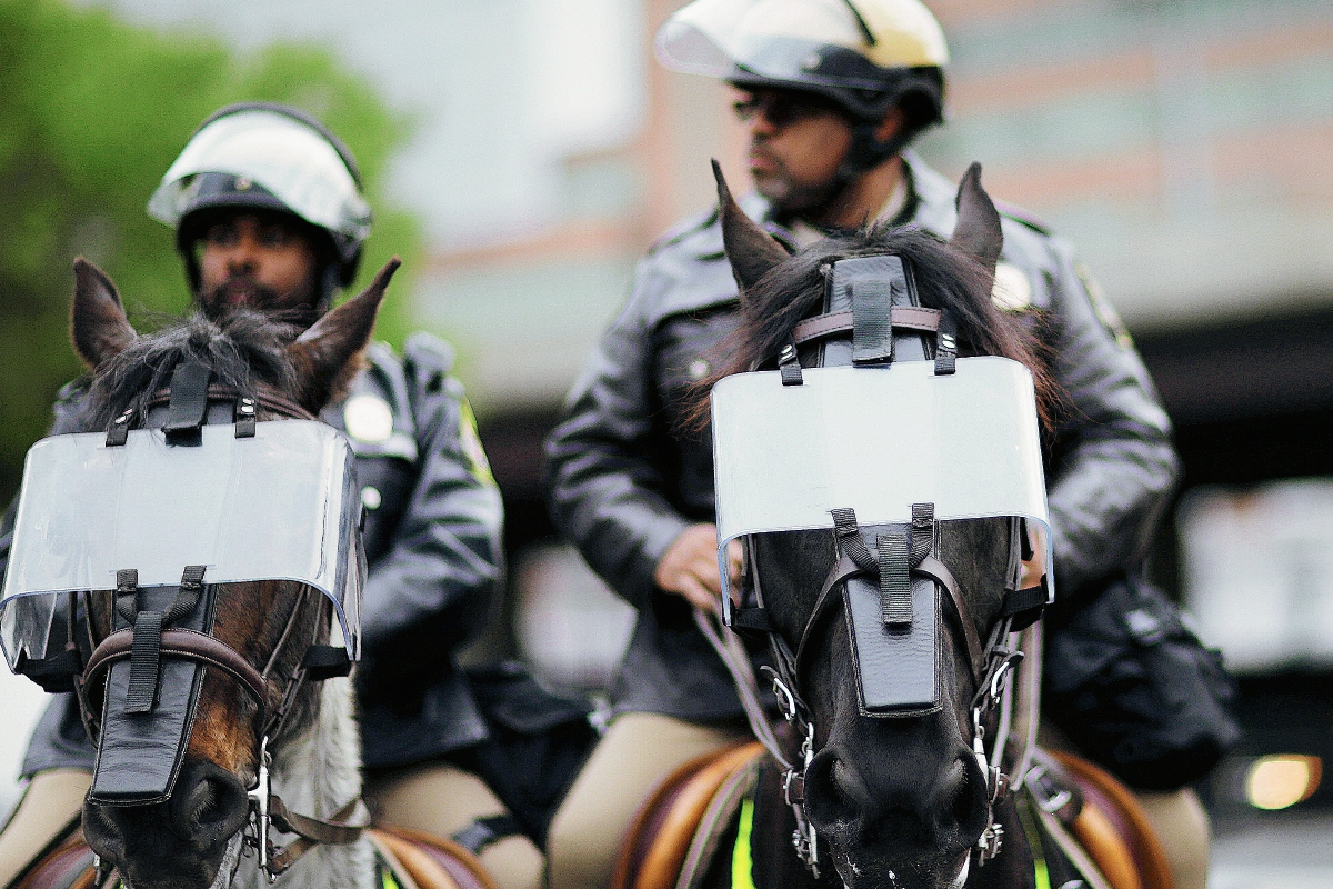 Policías de Baltimore mantienen alerta por posibles disturbios. (Foto Prensa Libre: AP).