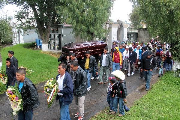 Familiares y amigos ingresan en el cementerio general de Xela el féretro con los restos de Gustavo Antonio Chaj, quien falleció de neumonía. (Foto Prensa Libre: Carlos Ventura)
