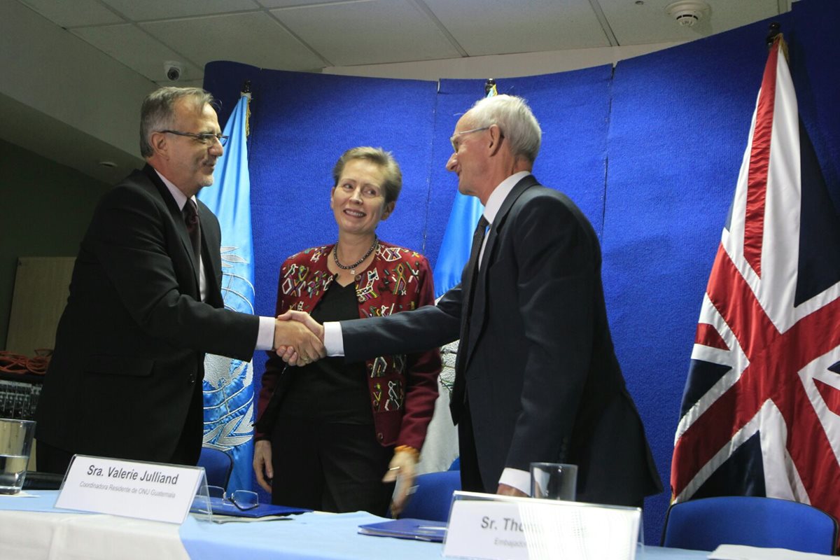 El Comisionado Iván Velásquez, agradece al embajador británico Thomas Carter, el apoyo a la CICIG. (Foto Prensa Libre: E. Bercián)